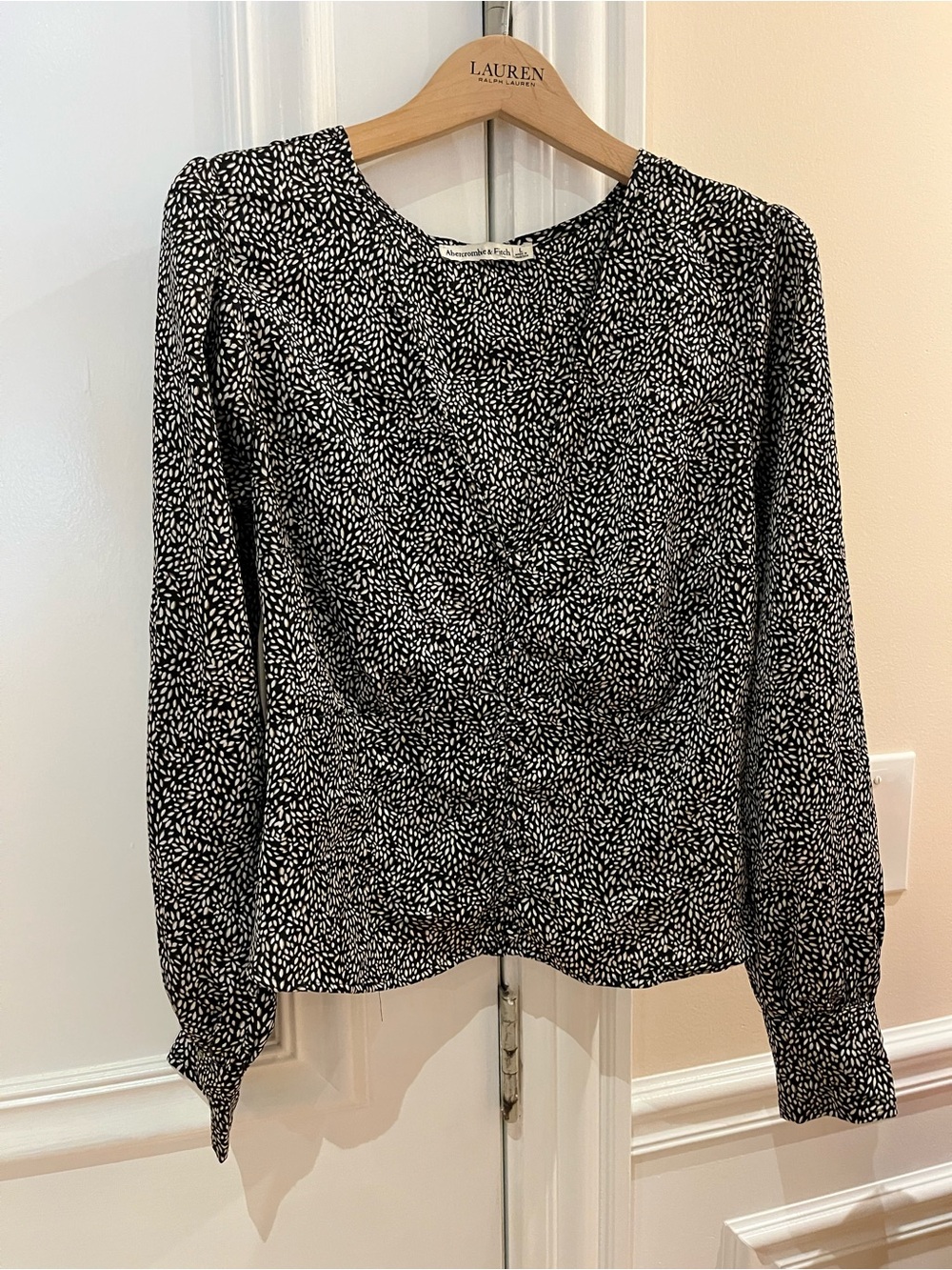 Abercrombie & Fitch Womens Black Print V-Neck Long Sleeve Satin Crop Blouse L